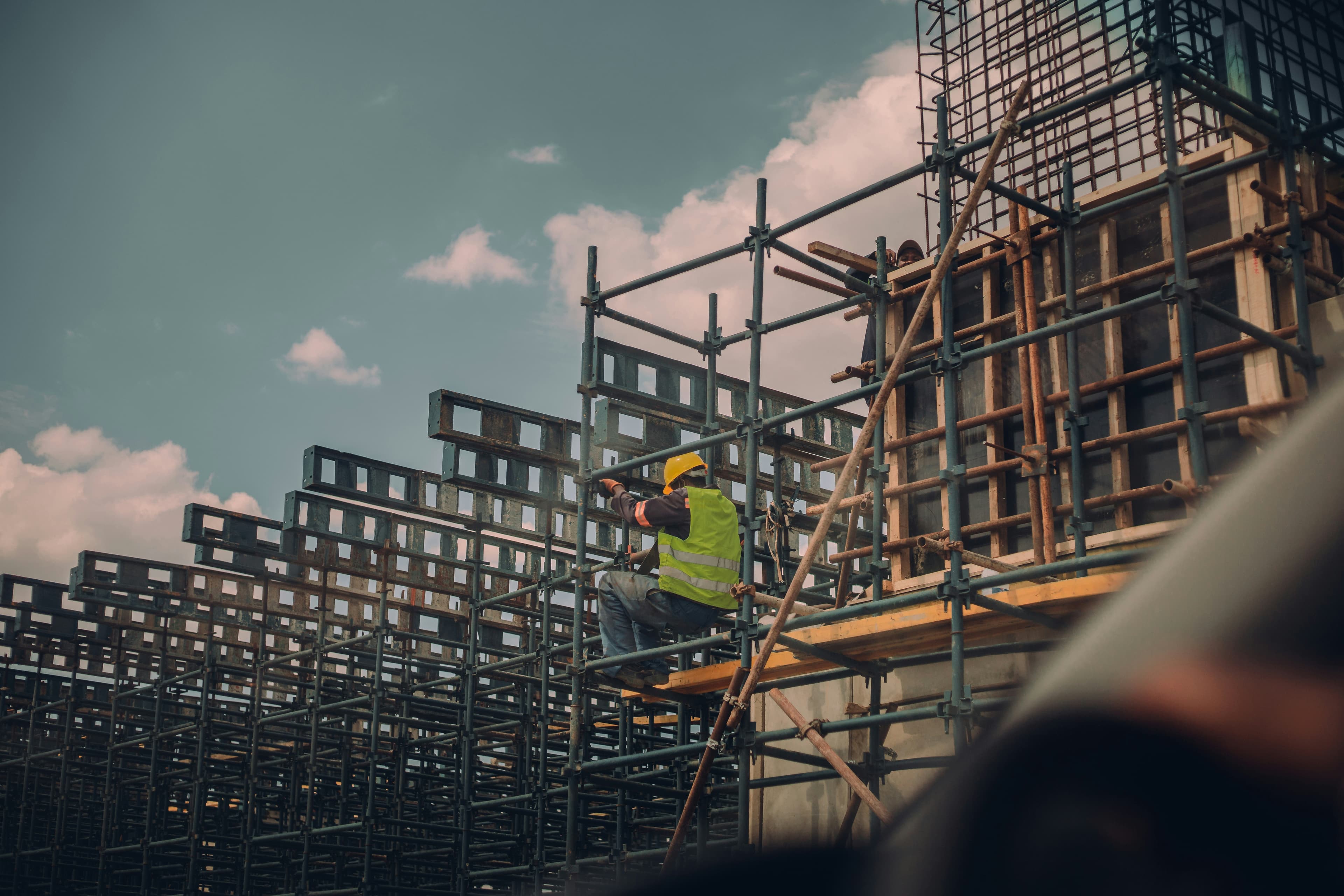Pekerja memasang scaffolding pada proyek konstruksi